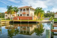 Waterfront! Boat dock available for, families welcome! Hotels in Homosassa