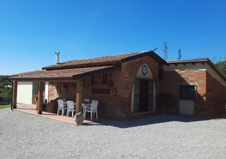 Cozy renovated rustic house nestled in the Tuscan countryside Отели в г. Лучиньяно