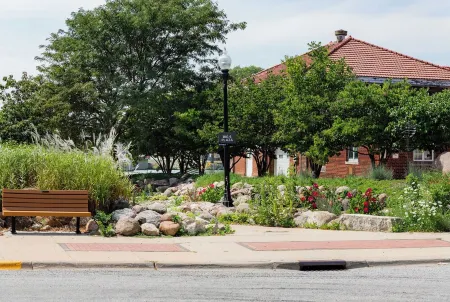 Downtown Studio great for a weekend getaway or longer work stay! Отели в г. Уэверли