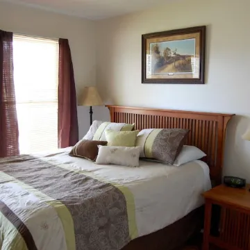 Peaceful Country Cottage with Game Room & Hot Tub