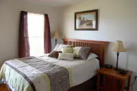 Peaceful Country Cottage with Game Room & Hot Tub