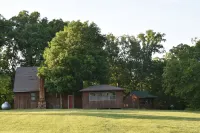 Rut & Strut Ranch - 35 minutes from Mark Twain Lake! Quiet Cabin in the woods