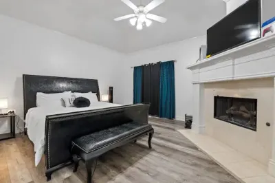 Luxurious | Pool Oasis | PS5 | 12 Beds | Aquarium Hotels in 