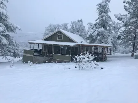 Secluded Yet Close!  Meadow Oak Cabin, Kernville