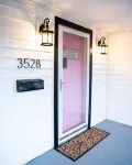 2 bedroom getaway in the heart of Mill Creek Park just a block from Newport Lake
