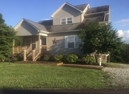 3B/3B; Single Family Lakeside Retreat W/Hot Tub