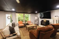 Clemson 3Br Family-Friendly Near Stadium with 75” TV and Indoor Putt Green