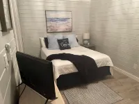 Poolside guesthouse in beautiful Hill Country