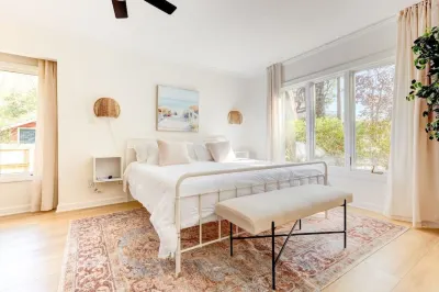 Pool Table, Arcade, Fenced-in Yard, Fire-pit, Private Beach Parking! Pine Knoll Shores附近的飯店