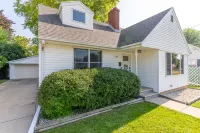 Romeo’s Roscoe Retreat- Close to Lambeau and Titletown District! Hotels near Walmart Supercenter