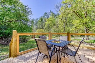 Creekside Cabin / Pet-Friendly, Hot Tub & Fire Pit American Sideshow附近的飯店