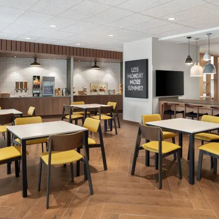 Fairfield Inn & Suites Milwaukee West Отели рядом с достопримечательностью «Миллер Парк»