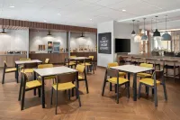 Fairfield Inn & Suites Milwaukee West - parking