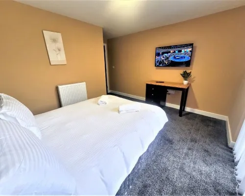 Friary House Serviced Apartments by Roomsbooked - 24Hr Reception Hotels in Gloucester