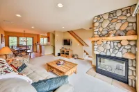 Beautiful 3 Bedroom/3.5 Bath Townhome w/Private Hot Tub, Garage & Mountain Views