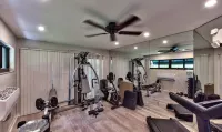 Naples Beach condo. First floor easy access- Walk to Vanderbilt Beach