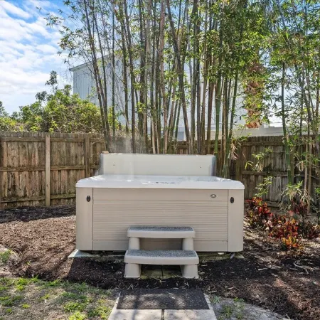 King Suite, Hot Tub, Pool, BBQ Grill, Bikes, Patio, EV Charger, 600 ft 2 Beach!