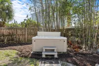 King Suite, Hot Tub, Pool, BBQ Grill, Bikes, Patio, EV Charger, 600 ft 2 Beach!