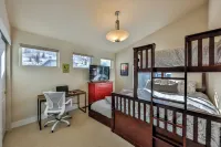 Hygge Cabin—Elegant, Pet-Friendly Escape with Ski Shuttle and Serene Setting