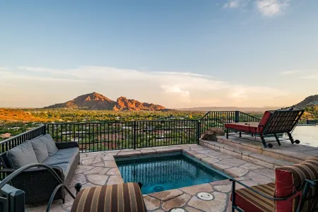 Mansion on the Mountain! Spectacular Views of Camelback Mountain Отели рядом с достопримечательностью «Mountain Shadows Resort Scottsdale»