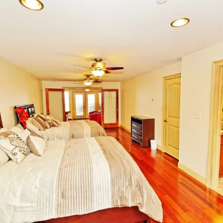 Lakefront, Dock, Near Restaurants, Track & Downtown Saratoga Springs!