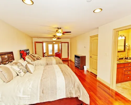 Lakefront, Dock, Near Restaurants, Track & Downtown Saratoga Springs! Hotels in Malta