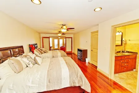 Lakefront, Dock, Near Restaurants, Track & Downtown Saratoga Springs!