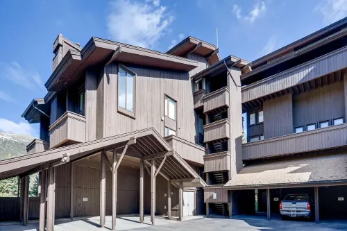 Cozy & Close-in Location, a True Ski-in and Ski Out Location! Great Snow!!
