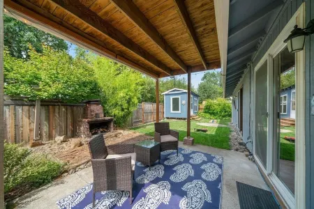 Wine Country Garden Retreat & Free Wine Tastings!