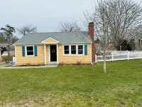 Dennisport : Dog Friendly with a fenced in large yard. 1/2 mile from beach Hotels in Dennis Port