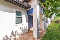 New, modern pool villa in Naples Park / 15 min. walk to the beach