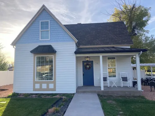 Cozy Cottage in Monroe. Newly remodeled with fun amenities including hot tub!