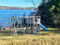 Wildewood Haven - Charming 3-bedroom home located on Long Pond, Rome, ME فنادق في Rome