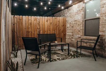 Modern Boho Style Apt- King bed! Near UTRG & DHR