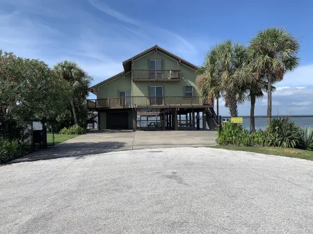 Last min deal!!!! Bay on 3 sides Best sunset  on the island. Great fishing