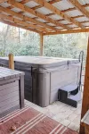 Cozy Pines Log Cabin 2BR+Loft Creekside w/ Hot Tub