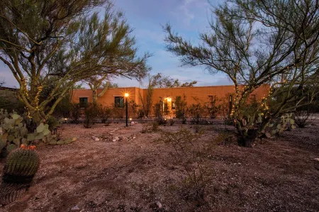 Charming brick 4-bedroom house with hot tub, private pool! Отели рядом с достопримечательностью «Old Pueblo Pediatrics»