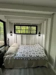 Holly Trail Treehouse in Anderson with WIFI, AC, Smart TV and Full Bath