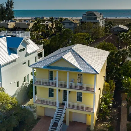 "CHATEAU du SOLEIL" SINGLE Family Home 1-1/2 Blocks to Beach