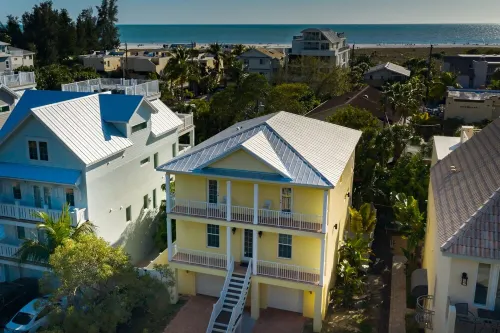 "CHATEAU du SOLEIL" SINGLE Family Home 1-1/2 Blocks to Beach