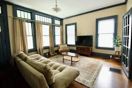 Rou's Charming 3-bedroom house in Historic Vineville with WiFi, AC Отели в г. Мейкон