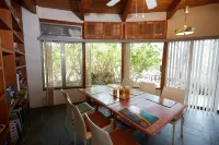 Round Glass House 1 Acre / 6 Blocks to Spa Hotel with Hot Jacuzzis, Sauna & Pool