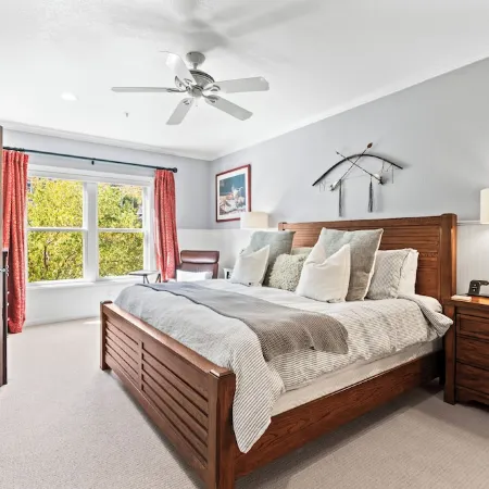 Slope Side-Old Town-Ski In/Out, Free Underground Parking, Newly Remodeled