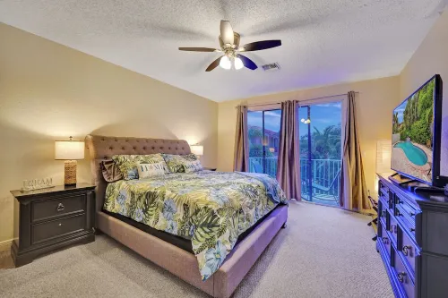 Wow Wow! This Location! Heated Pool 2.5 Blocks Publix, Beach, Restaurants Shops!