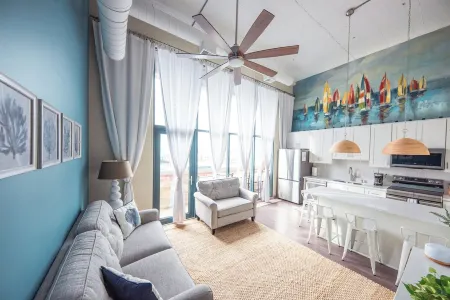 Marina Sunsets Overlooking Chesapeake's Pool Отели рядом с достопримечательностью «Zoom Flume»