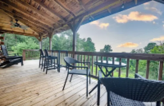 Updated Brow View Cabin with Hot Tub/Fire Pit/Arcade in Mentone