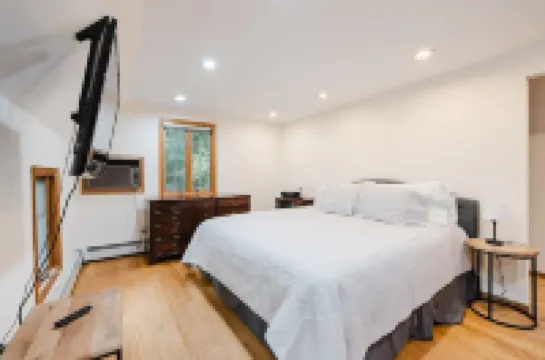 Private Apartment on tree lined 2 acre estate. Close to beaches, farms and NYC. Hotels in Oyster Bay