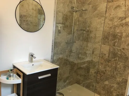 Pretty cottage with enclosed patio and private hot tub with stunning veiws