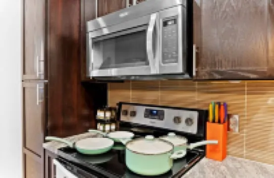 Apt w Parking Pool Gym Projector Desk Gym CityView