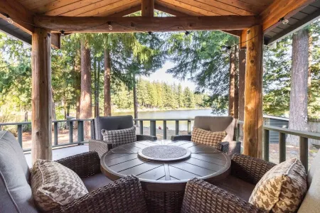 Charming Lakefront Log Cabin